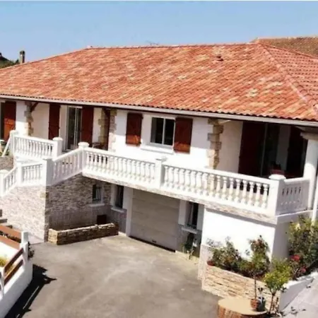 Holiday home Maison Au Calme, Proche